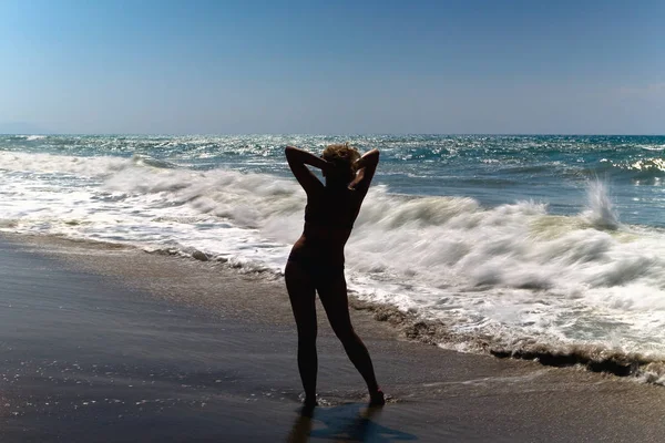 Silhouette eines Mädchens am Strand. — Stockfoto