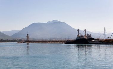 Bağlantı noktası ile bir deniz feneri ve gemi mou zemin karşı