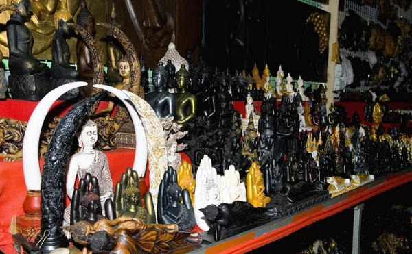 Asiatische buddhistische Souvenirs stehen zum Verkauf. — Stockfoto