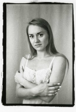 Şeffaf bir gecelik kız güzel. 