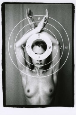 Hedef. Bir geyik çıplak bir kız gösteriyor.