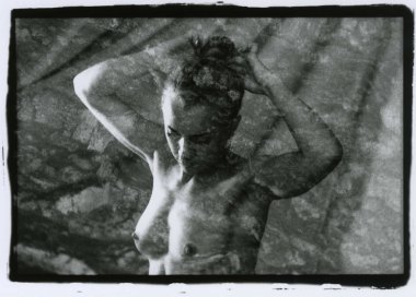 Bir kızla çıplak meme saçlarını ayarlar.