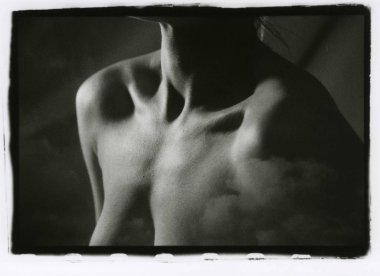 Güzel kadın omuz ve bulutlar. 