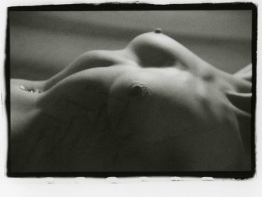 Keyifli, esnek genç çıplak kadın bedeni.