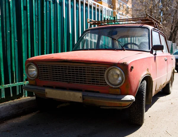 Estacionado viejo oxidado coche rojo soviético . — Foto de Stock