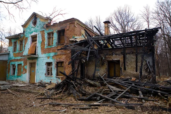 Старый полуразрушенный и частично сожженный дом . — стоковое фото