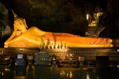 Büyük bir altın yaslanmış Buda Tapınağı.