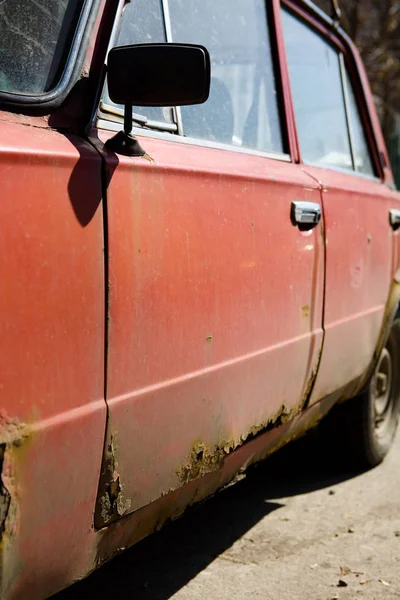 Parked old rusty red Soviet car. — Stock Photo, Image