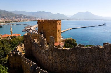 Mediterra çerçevede eski bir kale kalıntıları