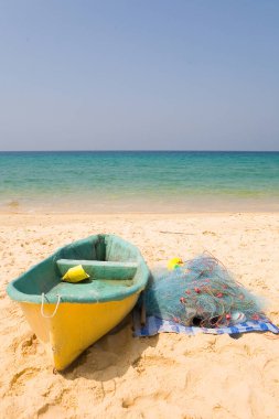 Tekne ve deniz ve bulut arka plan üzerinde balık ağlarına