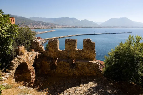 Ruïnes van een oud fort tegen de achtergrond van de Mediterra — Stockfoto