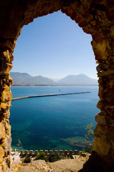 地中海の背景と古い要塞の遺跡 — ストック写真