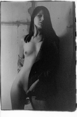 Külodu olmayan güzel bir kız elinde gözlük tutuyor..