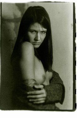 Güzel üstsüz kız kameranın lensine bakıyor.. 