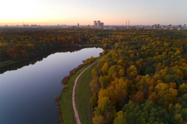 Paisagem de outono à noite no parque de Izmailovsky com uma lagoa . — Fotografia de Stock