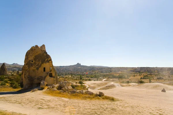 Hermoso paisaje inusual de Capadocia montañosa con cueva — Foto de Stock