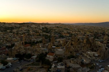 Küçük Goreme kasabasının akşam manzarası.