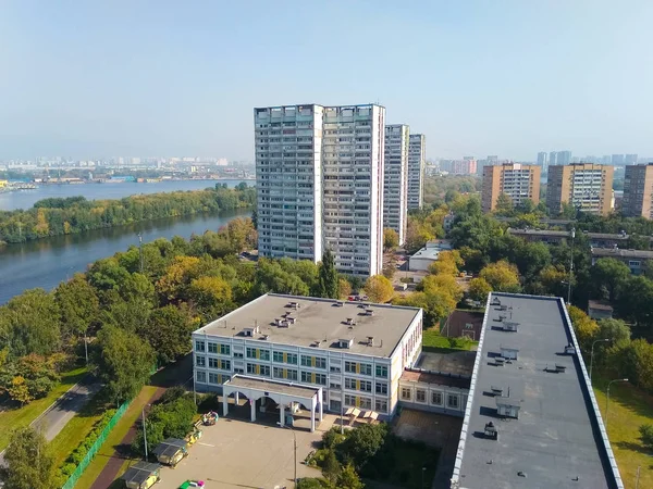 Widok z góry budynku szkoły średniej w Moskwie i rzeki. — Zdjęcie stockowe
