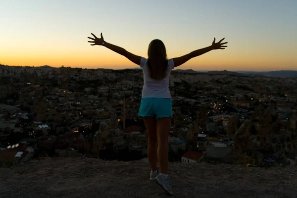 In the evening, a slender girl spread her arms in different dire — Stock Photo, Image