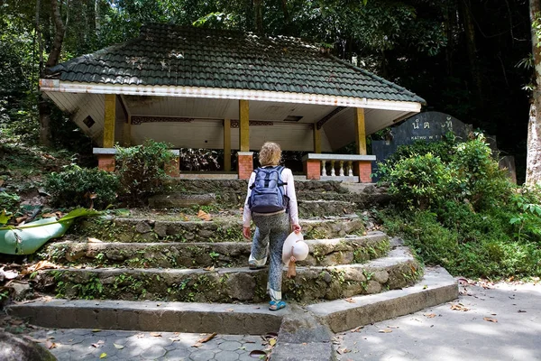 A girl rises to the gazebo near the Kathu waterfall. — ストック写真