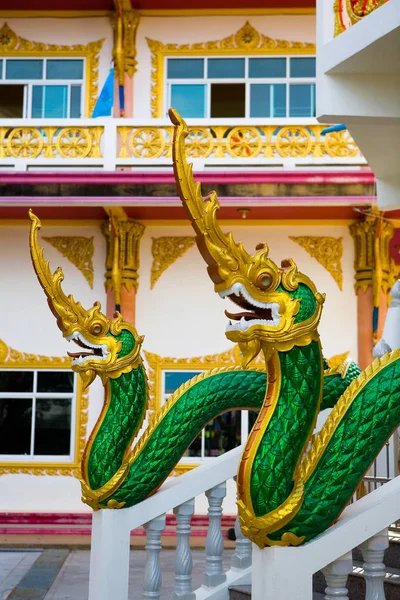 Hermosas esculturas de serpientes en el templo Wat Suwan Khiri Ket Imagen de stock