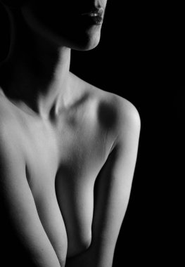 Karanlıkta güzel çıplak genç bir kadın..