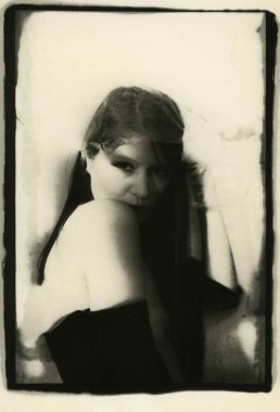 Küçük çıplak göğüslü güzel bir esmerin portresi.