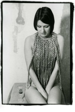 Güzel, utangaç, yarı çıplak bir esmer oturuyor.. 