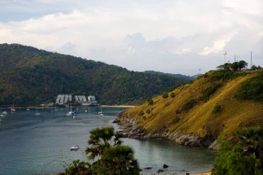 Yelkenleri açık yatlar körfezde.. 