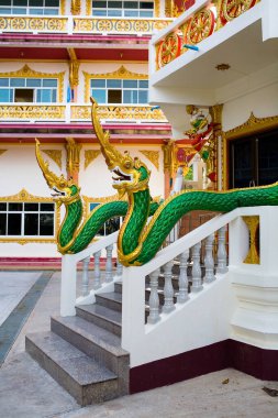 Tapınaktaki güzel yılan heykelleri Wat Suwan Khiri Ket