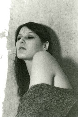 Çıplak omuzlu güzel esmer bir kızın portresi..