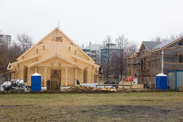 Construction of a wooden Temple in honor of the Holy Royal Marty — Stock Photo, Image