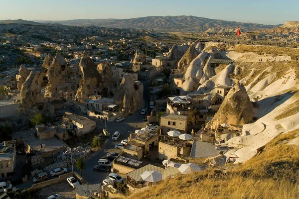 Kvällsutsikt över den lilla staden Goreme. — Stockfoto