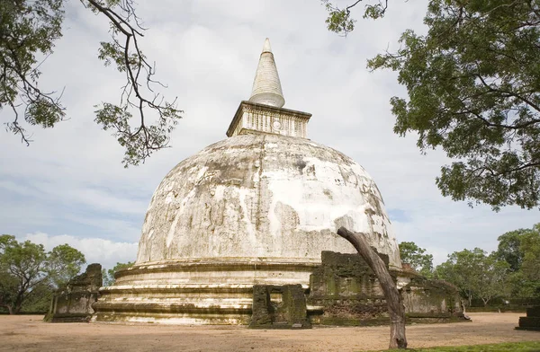 Große Kuppel eines alten Gebäudes in Polonnaruwa. — Stockfoto