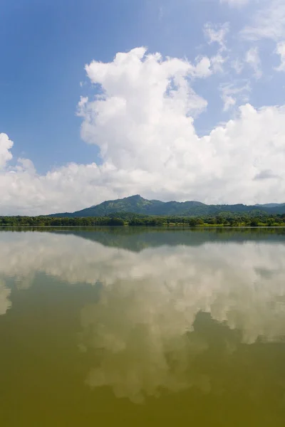 Mountains and a cloud in the sky are reflected in the lake. — Stock Photo, Image