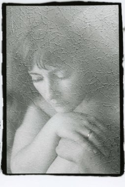 Parmağında yüzük olan güzel bir kadının portresi..