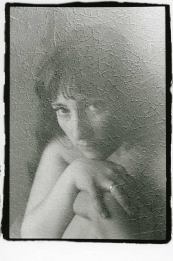 Parmağında yüzük olan güzel bir kadının portresi..