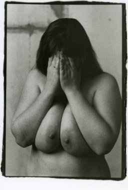 Çıplak, dolgun, doğal göğüslü bir kadın..