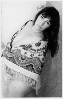 Yarı çıplak, kilolu bir kadının portresi..