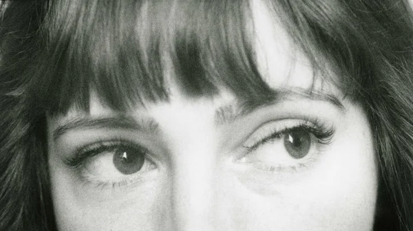 Retro tarzında güzel kadın gözleri. Yakın plan..