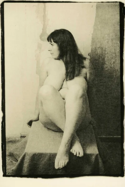 Çıplak, dolgun, doğal göğüslü bir kadın..