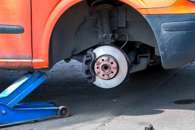 yedek yastıkları ve arabanın üstünde yuvarlak yüzey