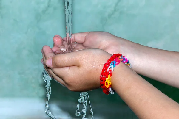 Handen wassen van kinderen Stockfoto