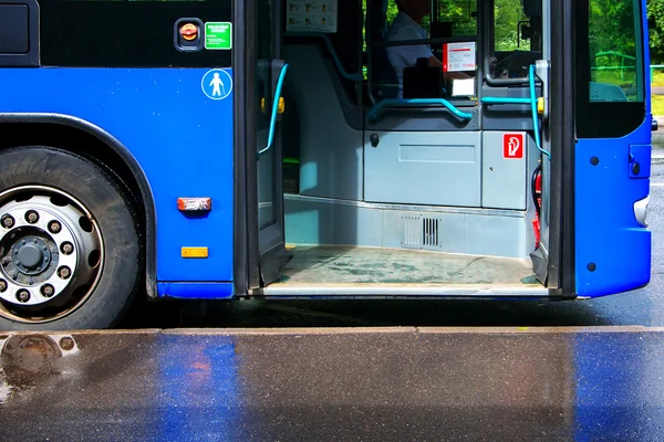 Bus voor het vervoer van passagiers blauw Rechtenvrije Stockafbeeldingen