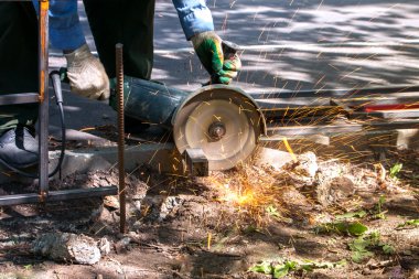 çalışan bir öğütücü ile Boru kesme