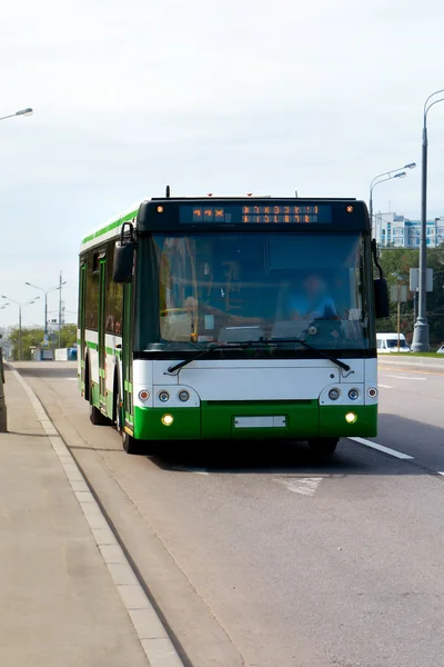 Groene personenvervoer bus Stockfoto