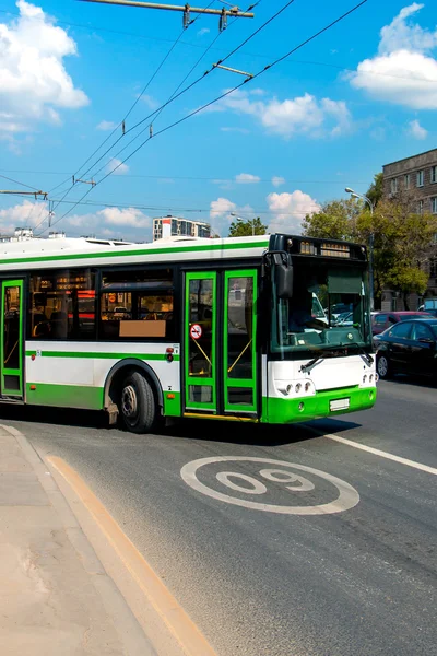 Autobus passeggero verde — Foto Stock