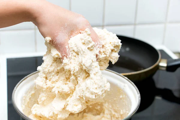 A massa de farinha terminada de cozedura — Fotografia de Stock