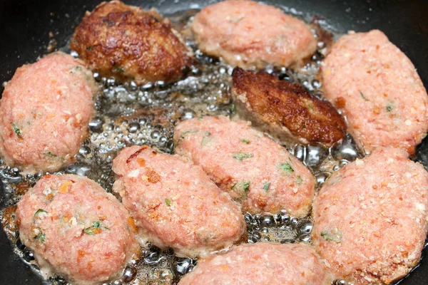 Schnitzels gebakken in een pan — Stockfoto