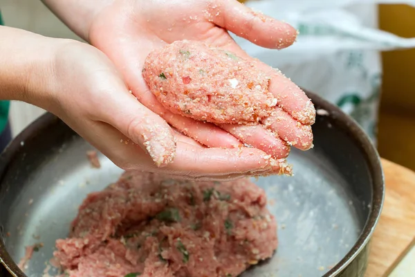 De chef-kok bereidt vlees pasteitjes Rechtenvrije Stockafbeeldingen